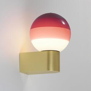 MARSET LED stenska svetilka Dipping Light A1, bordo rdeča/medenina, zatemnjen, Zlata / medeninasta, Dnevna soba / jedilnica, Kovina, Dizajn, Globus