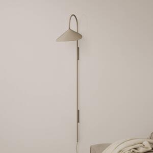 Ferm LIVING Arum Swivel Tall stenska svetilka, bež, vtič