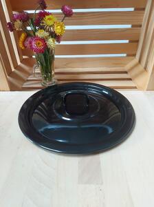 Pokrovka je emajlirana, črne barve. Premer 28 cm
