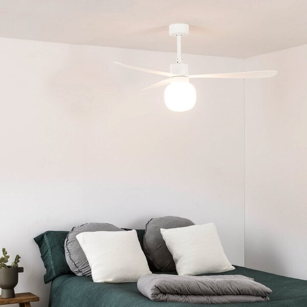 FARO BARCELONA LED stropni ventilator Amelia Ball L, bel, enosmerni tok, tih, 132 cm, zatemnjen, Bela, Dnevna soba / jedilnica, Plastika, Sodobni