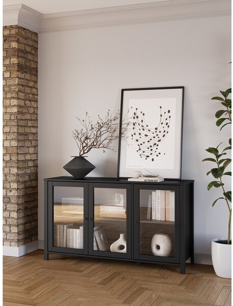 Črna vitrina iz masivnega bora 142x80x40 cm Alessandra – Marckeric