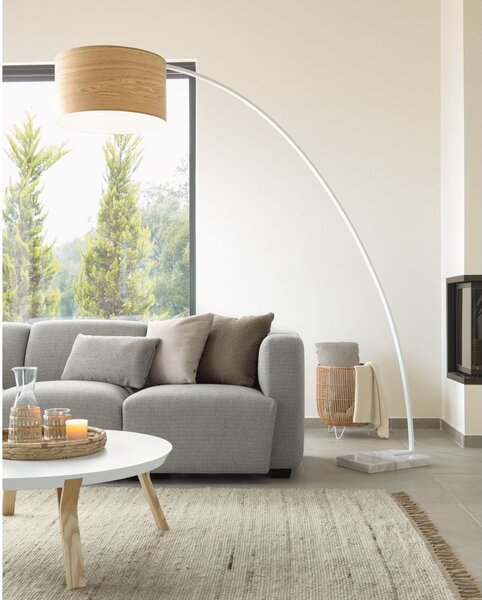 Bela/v naravni barvi stoječa svetilka z lesenim senčilom (višina 210 cm) Juhe Ash – Kave Home