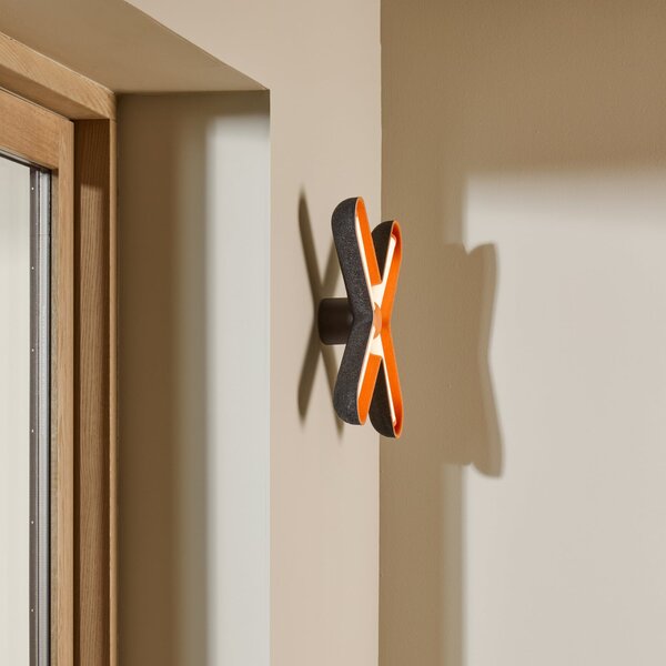 LOOM DESIGN LED-stenna svetilka Fuzz, oranžna/črna, 50 cm, zatemnjen, Oranžna, Dnevna soba / jedilnica, Aluminij, Sodobni