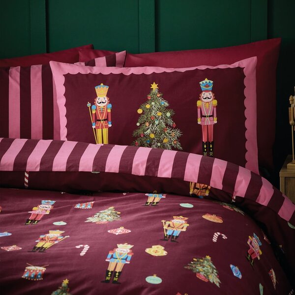 Rožnata/vijolična posteljnina za zakonsko posteljo 200x200 cm Nutcracker Stripe – Catherine Lansfield