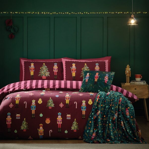 Rožnata/vijolična posteljnina za zakonsko posteljo 200x200 cm Nutcracker Stripe – Catherine Lansfield