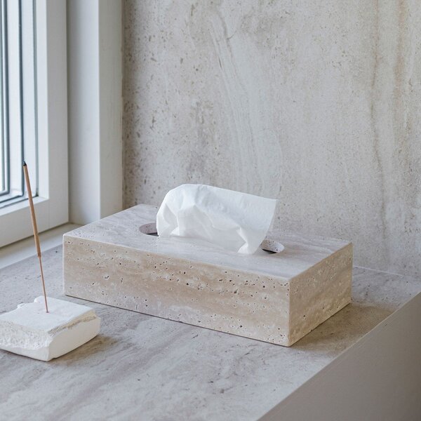 Kamnita škatla za robčke Travertine – Mette Ditmer Denmark
