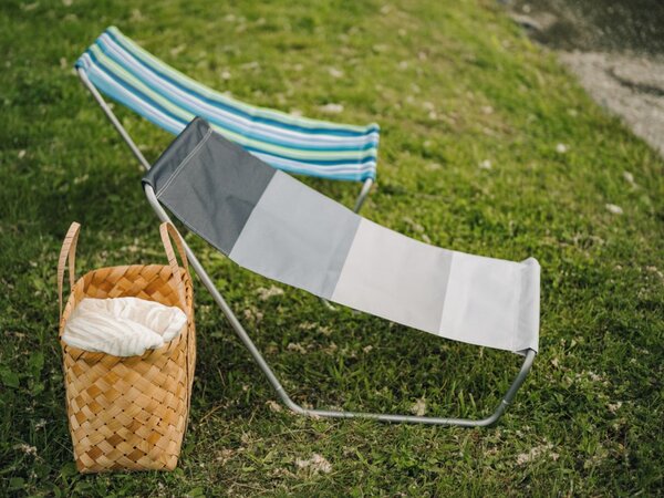 Komplet 2 zložljivih plažnih ležalnikov SAND, sive črte