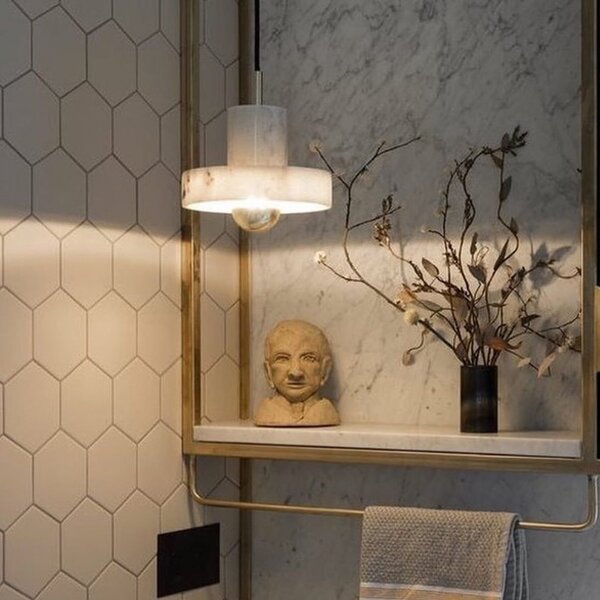 Tom Dixon LED viseča svetilka Stone, bela, Ø 18 cm, marmor, zatemnjen, Bela, Dnevna soba / jedilnica, Marmor, Dizajn
