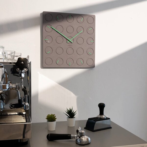 Stenska ura Luxhora Circula Light Grey 11 barv kazalcev