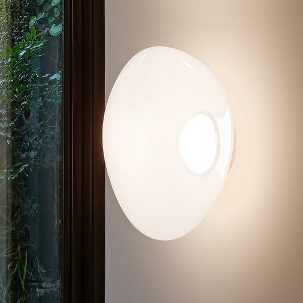 Tom Dixon LED stenska svetilka Melt, Ø 50 cm, opal/zlata barva, zatemnjen, Zlata / medeninasta, Dnevna soba / jedilnica, Plastika, Dizajn
