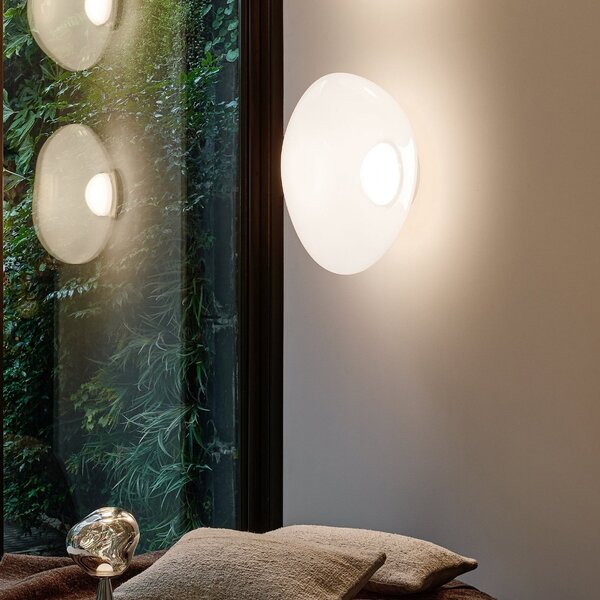 Tom Dixon LED stenska svetilka Melt, Ø 50 cm, opal/zlata barva, zatemnjen, Zlata / medeninasta, Dnevna soba / jedilnica, Plastika, Dizajn