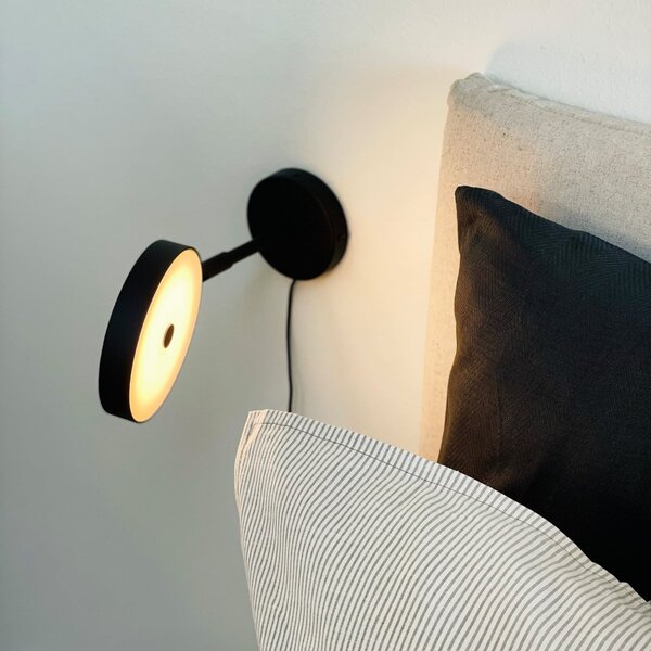 Dyberg Larsen LED stenska svetilka Starlight, črna, Ø14 cm, dim., zatemnjen, Črna, Dnevna soba / jedilnica, Kovina, Dizajn