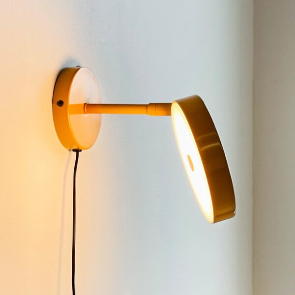 Dyberg Larsen LED stenska svetilka Starlight, rumena, Ø 14 cm, dim., zatemnjen, Rumena, Dnevna soba / jedilnica, Kovina, Dizajn