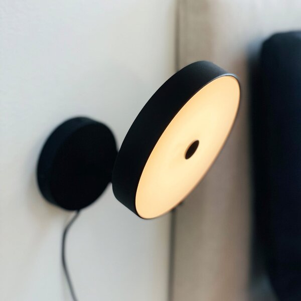 Dyberg Larsen LED stenska svetilka Starlight, črna, Ø14 cm, dim., zatemnjen, Črna, Dnevna soba / jedilnica, Kovina, Dizajn