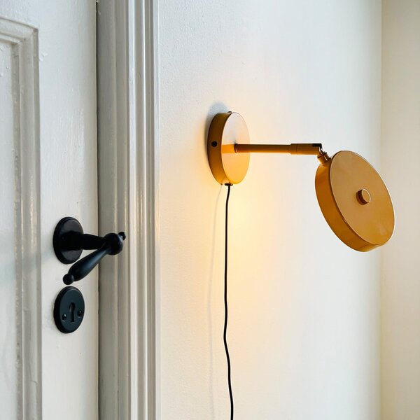 Dyberg Larsen LED stenska svetilka Starlight, rumena, Ø 14 cm, dim., zatemnjen, Rumena, Dnevna soba / jedilnica, Kovina, Dizajn