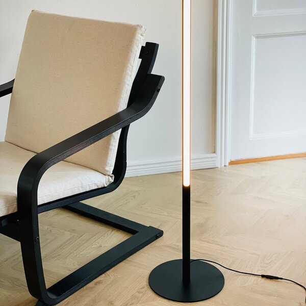 Dyberg Larsen LED-stojna svetilka Vagner, črna, višina 150 cm, zatemnjen, Črna, Dnevna soba / jedilnica, Kovina, Dizajn