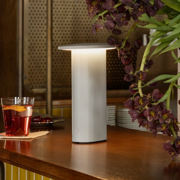 FRITZ HANSEN LED-akumulatorska namizna svetilka Solae, siva, aluminij, IP44, zatemnjen, Siva, Dnevna soba / jedilnica, Aluminij, Sodobni
