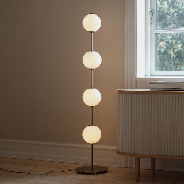UMAGE LED-stoječa svetilka Audrey, barva medenine Višina 128 cm 4-flg., zatemnjen, Zlata / medeninasta, Dnevna soba / jedilnica, Kovina, Dizajn, Globus