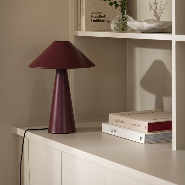 Globen Lighting namizna svetilka Cannes, rdeča, kovina, višina 40 cm, Rdeča, Dnevna soba / jedilnica, Kovina, Skandinavski