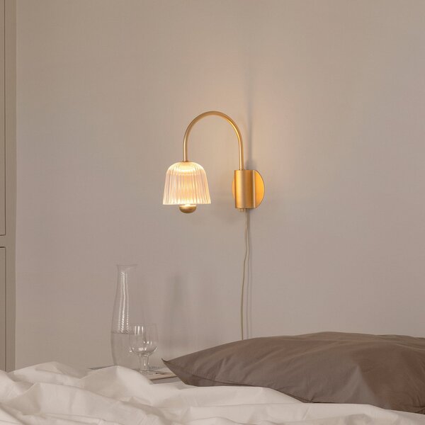 Nuura Aps LED stenska svetilka Asteea, širina 16 cm, barva medenine/prozorna, zatemnjen, Zlata / medeninasta, Dnevna soba / jedilnica, Kovina, Skandinavski