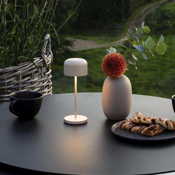 Konstsmide LED-akumulatorska namizna svetilka Lille, višina 20 cm, barva peska, IP54, USB, zatemnjen, Bež, Dnevna soba / jedilnica, Aluminij, Sodobni