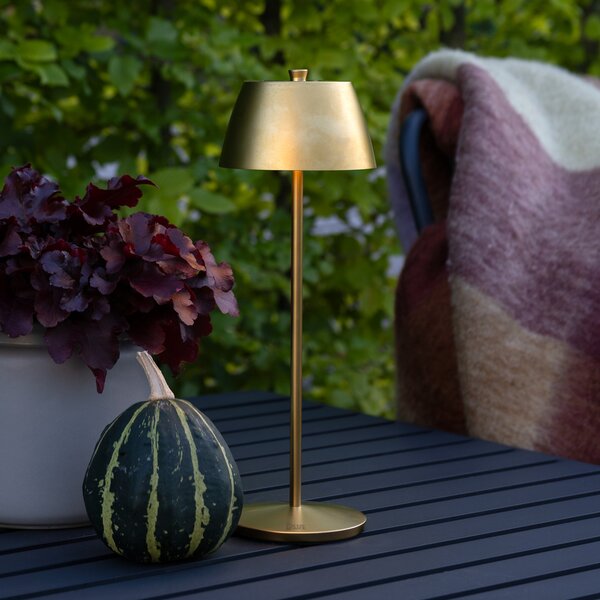 Konstsmide LED-akumulatorska namizna svetilka Eze, mat zlata, 32 cm, IP54, USB, zatemnjen, Zlata / medeninasta, Dnevna soba / jedilnica, Aluminij, Sodobni