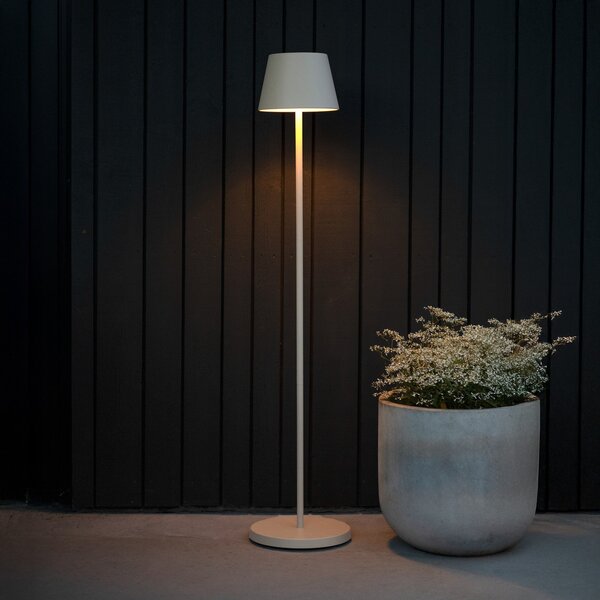 Konstsmide LED-akumulatorska stoječa svetilka Pomezia, peščena barva, 124 cm, IP54, USB, zatemnjen, Bež, Dnevna soba / jedilnica, Aluminij, Sodobni