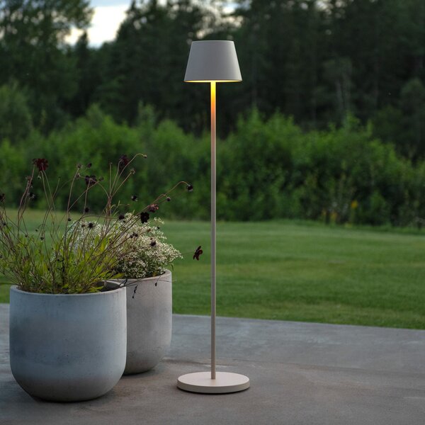 Konstsmide LED-akumulatorska stoječa svetilka Pomezia, peščena barva, 124 cm, IP54, USB, zatemnjen, Bež, Dnevna soba / jedilnica, Aluminij, Sodobni