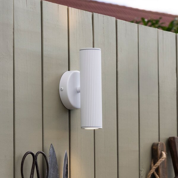 Globen Lighting stenska svetilka Hubble, bela, višina 21 cm, IP44, zatemnjen, Bela, Dnevna soba / jedilnica, Aluminij