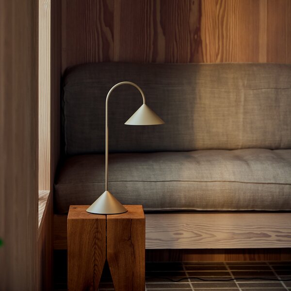 FRANDSEN LED-akumulatorska namizna svetilka Grasp, peščeno siva, višina 47 cm, zatemnjen, Siva, Kovina, Dizajn