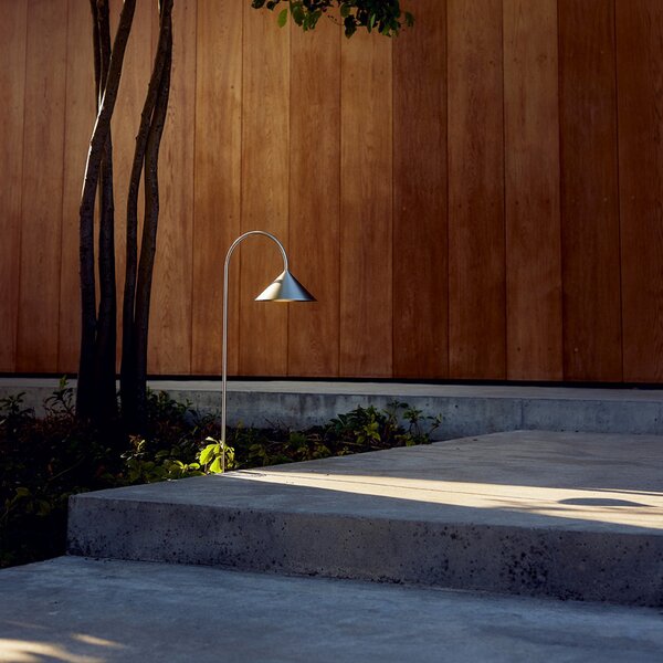FRANDSEN LED-zemeljska svetilka Grasp, nerjaveče jeklo, 82 cm, IP44, zatemnjen, Kovinska, Nerjaveče jeklo, Dizajn