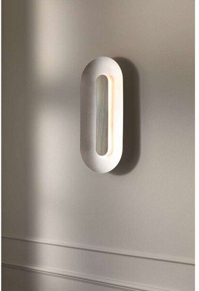 Nuura Aps LED stenska svetilka Sasi, višina 65 cm, srebrna, kovina, zatemnjen, Kovinska, Dnevna soba / jedilnica, Kovina, Skandinavski