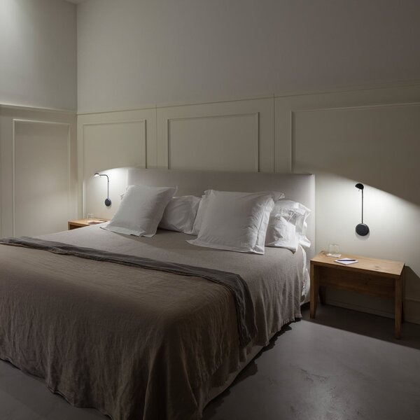 Vibia Pin 1680 LED stenska svetilka, 39 cm, črna, Črna, spalnica, Kovina, Sodobni