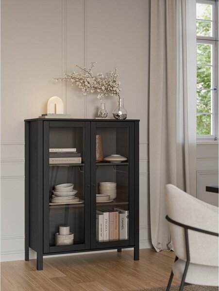 Črna vitrina iz masivnega bora 90x120x40 cm Alessandra – Marckeric