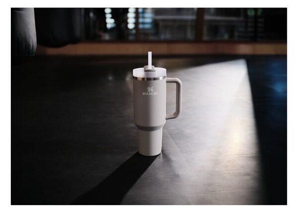 Svetlo siva termovka s slamico iz nerjavečega jekla 1,18 l Quencher H2.0 FlowState Tumbler Ash – Stanley