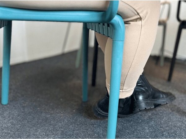 Plastični stol TREGO z nasloni za roke, moder
