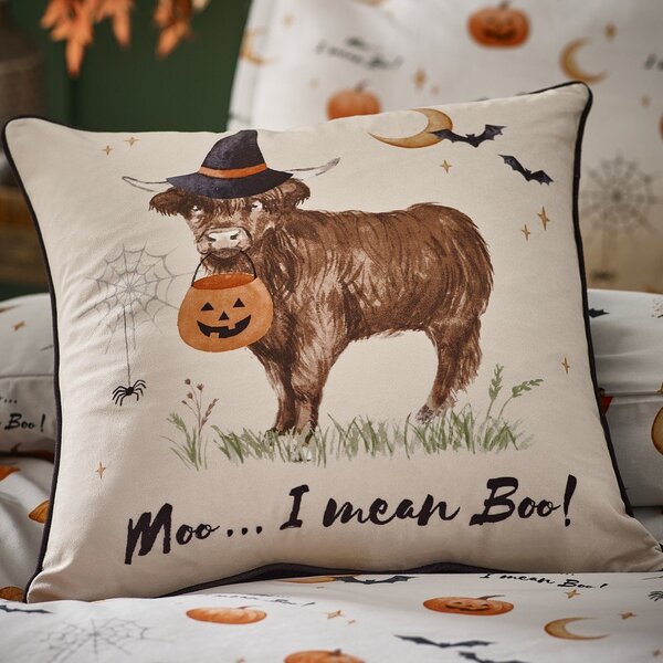 Okrasna blazina z motivom za noč čarovnic 45x45 cm Halloween Highland Cow – Catherine Lansfield