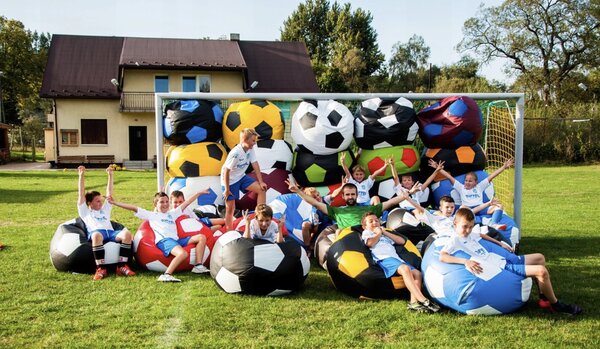 JAKS Sedežna vreča v obliki nogometne žoge s podnožnikom v črno-rdeči barvi
