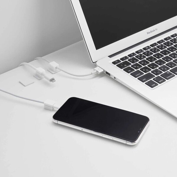 Beli kovinski organizatorji v kompletu 5 ks za kable Smart – YAMAZAKI