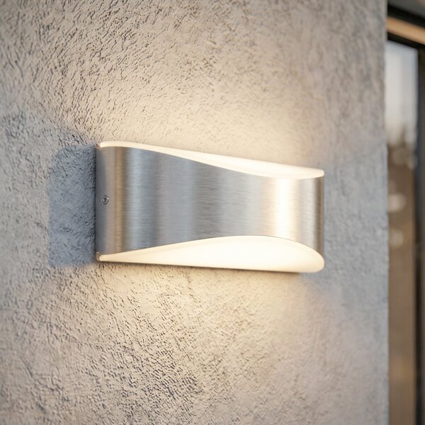 Lucande LED-stenna svetilka za zunanjo uporabo Akira, srebrna, širina 23 cm, Kovinska, Aluminij, Sodobni