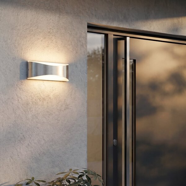 Lucande LED-stenna svetilka za zunanjo uporabo Akira, srebrna, širina 23 cm, Kovinska, Aluminij, Sodobni