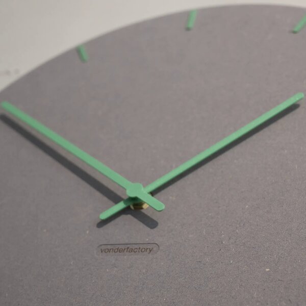 Stenska ura Luxhora Pura Circ Light Grey 11 barv kazalcev