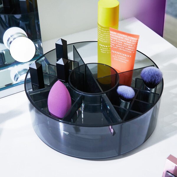 Mat črn kopalniški organizator za kozmetiko iz reciklirane plastike Cosmetic Carousel – iDesign