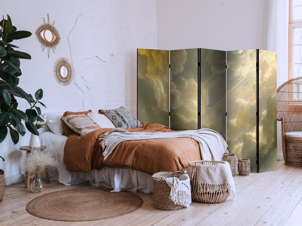 Paravan - Enchanting Play of Colors Against the Clouds
