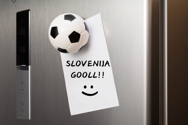 Nogometni odpirač za steklenice s "Gooooooool!" zvokom in magnetom