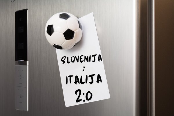 Nogometni odpirač za steklenice s "Gooooooool!" zvokom in magnetom