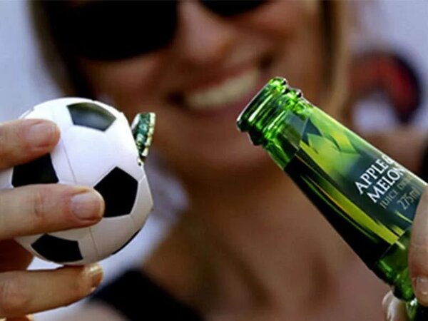 Nogometni odpirač za steklenice s "Gooooooool!" zvokom in magnetom
