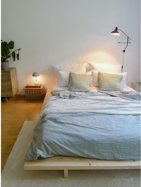 Postelja iz masivnega bora z letvenim dnom 90x200 cm v naravni barvi Japan – Karup Design
