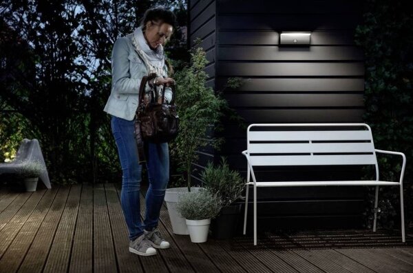 Philips - LED Zunanja stenska svetilka s senzorjem BUSTAN LED/3,8W/230V IP44