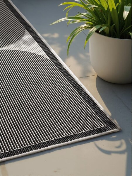 Črno-bela notranja in zunanja preproga 160x230 cm Duet Bowen – NORTHRUGS